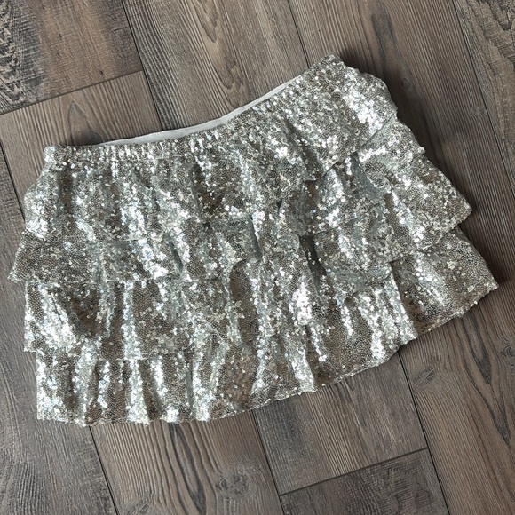 PrettyLittleThing Silver Sequin Frilly Tiered Mini Skirt Size 10 - Picture 5 of 5
